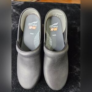 NWOT Dansko XP 2.0 Wide Clogs In Black